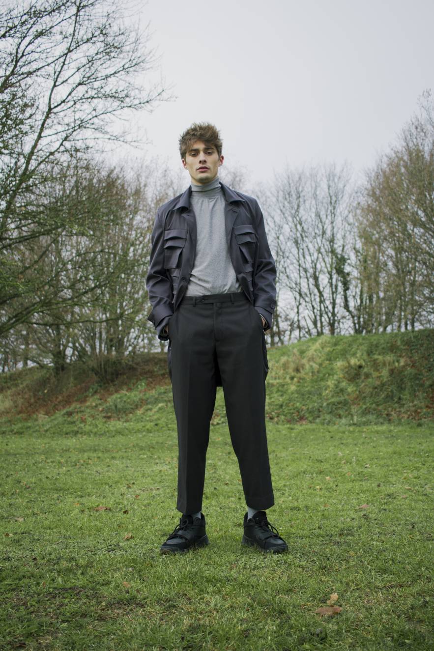 createur mode design paris gabardine anthracite à poche et pull à col roulé gris et pantalon noir droit