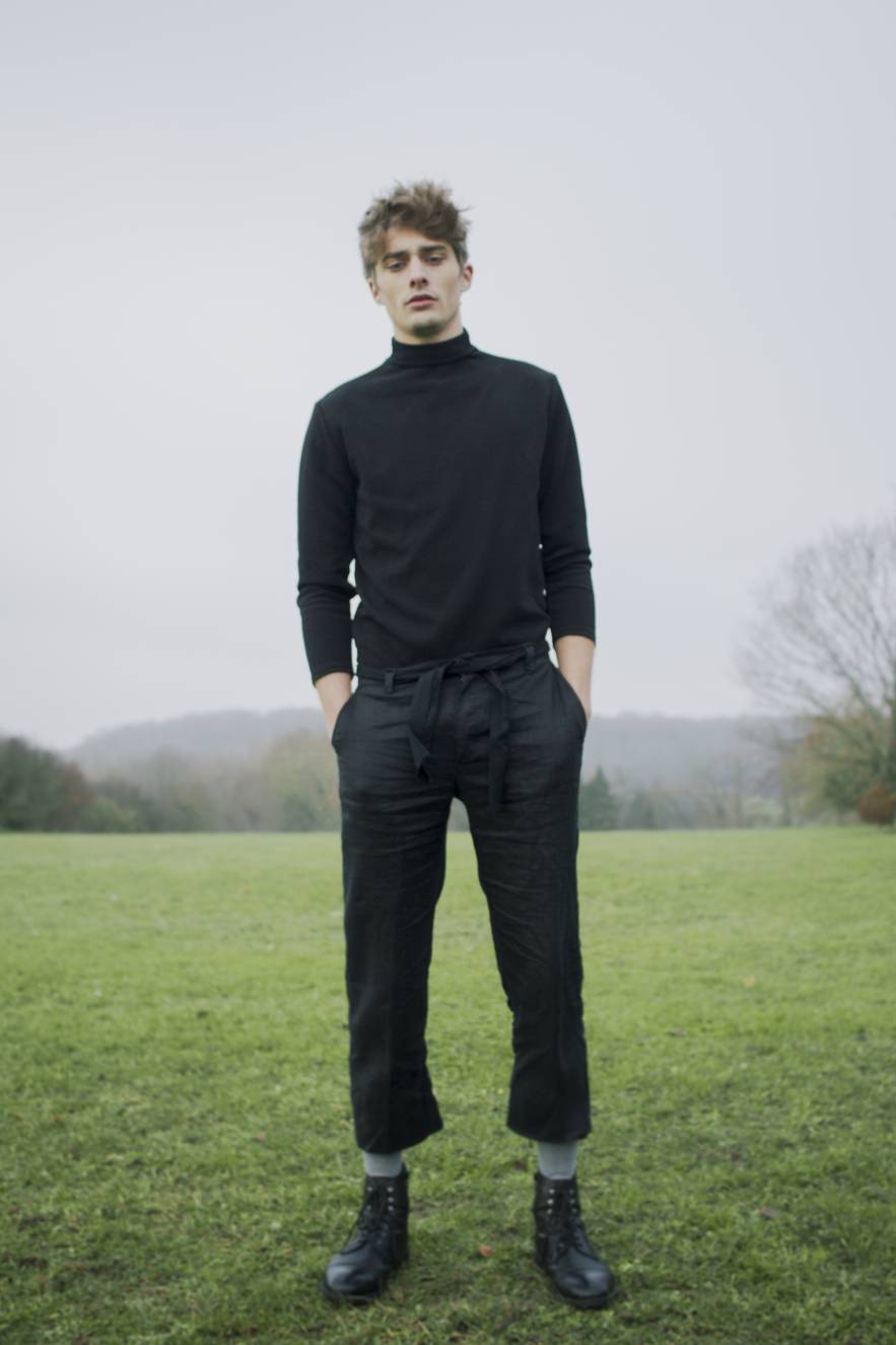 createur mode design paris pull à col montant noir et pantalon droit noir
