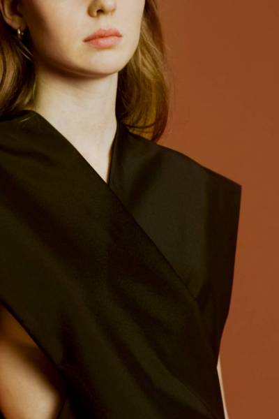 createur mode design paris brassière noire nouable dans le dos. utilisation de tissu microfibre noir. pantalon à pans noir et blanc à ceinture nouable. les pans peuvent êtres relevés puis noués pour ainsi former une combinaison. utilisation de tissus microfibre noir et blanc.