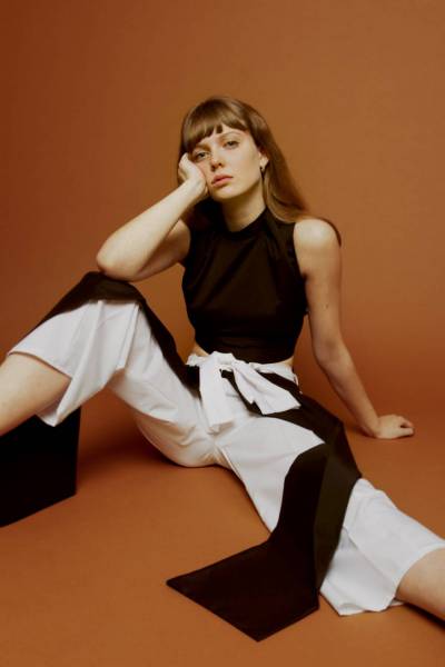createur mode design paris brassière noire nouable dans le dos. utilisation de tissu microfibre noir. pantalon à pans noir et blanc à ceinture nouable. les pans peuvent êtres relevés puis noués pour ainsi former une combinaison. utilisation de tissus microfibre noir et blanc.