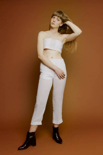 createur mode design paris brassière blanche à bande transparente nouable. utilisation de tissu microfibre et mousseline blanche. pantalon blanc droit à jeu de transparence. utilisation de mousseline blanche et de tissu microfibre blanc.