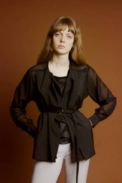 createur mode design paris sweat léger à pans fluides noirs avec ceinture. utilisation de tissu microfibre noir et mousseline noire.