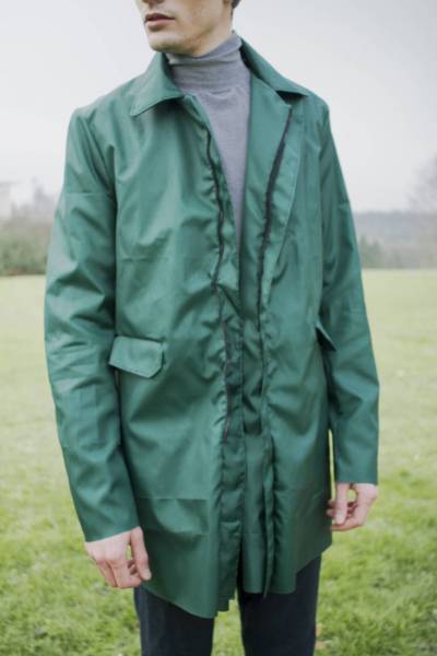 createur mode design paris gabardine imperméable vert à fermeture par zip. utilisation de tissu imperméable vert.