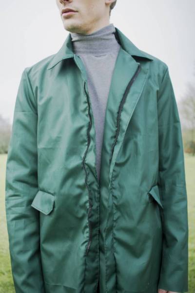 createur mode design paris gabardine imperméable vert à fermeture par zip. utilisation de tissu imperméable vert.