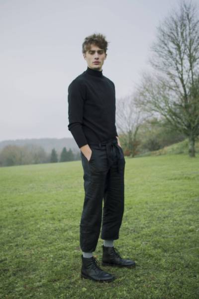 createur mode design paris pull à col montant noir. utilisation de jersey noir. pantalon court noir, coupe droite à ceinture nouable. utilisation de lin noir.
